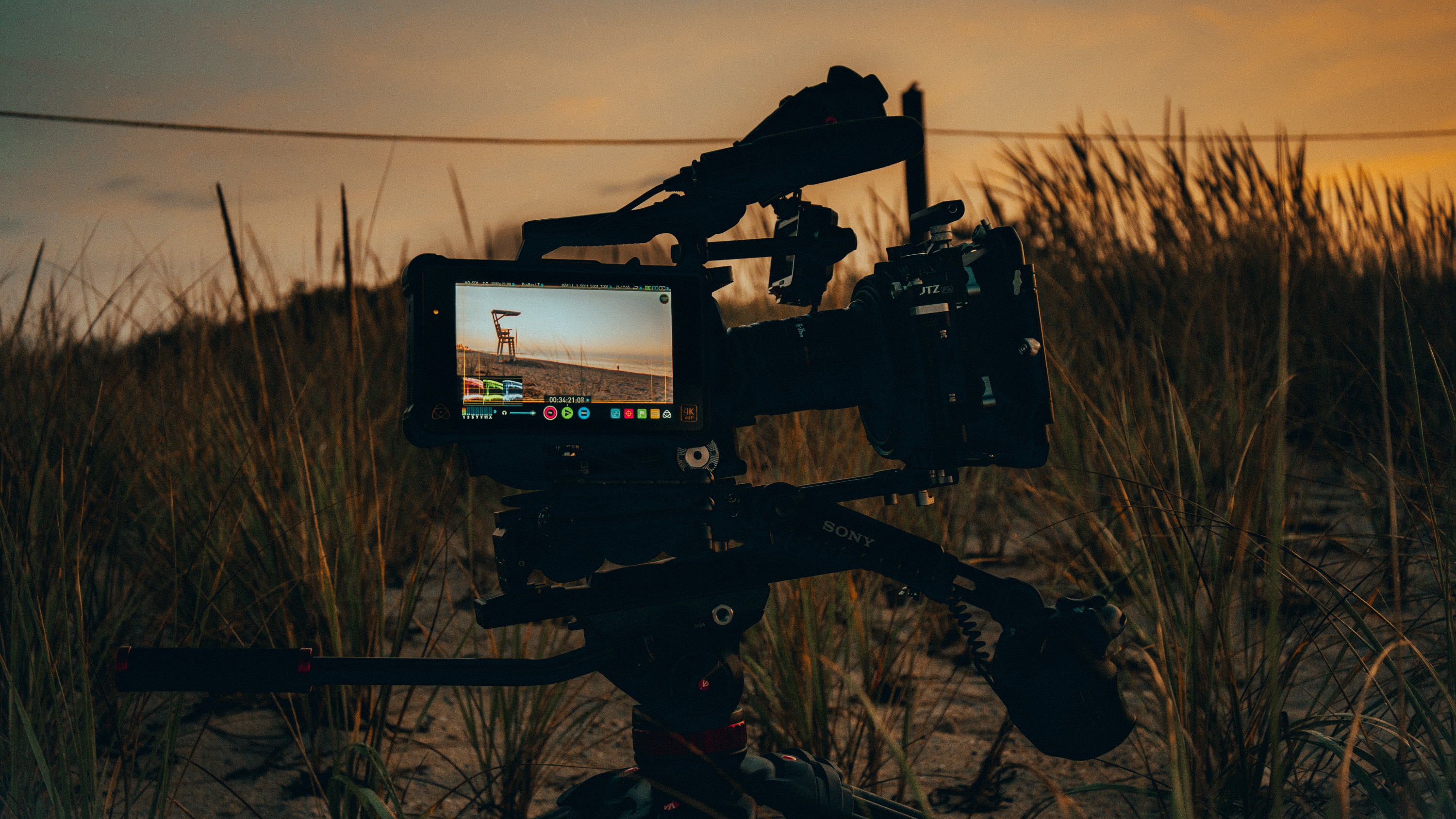 Image de Billy Freeman, une camera avec un ecran retour, filmant une plage au couché de soleil